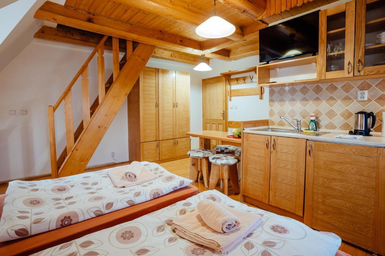 Janosikova Valaska Hills Apartments Terhely Kültér fotó