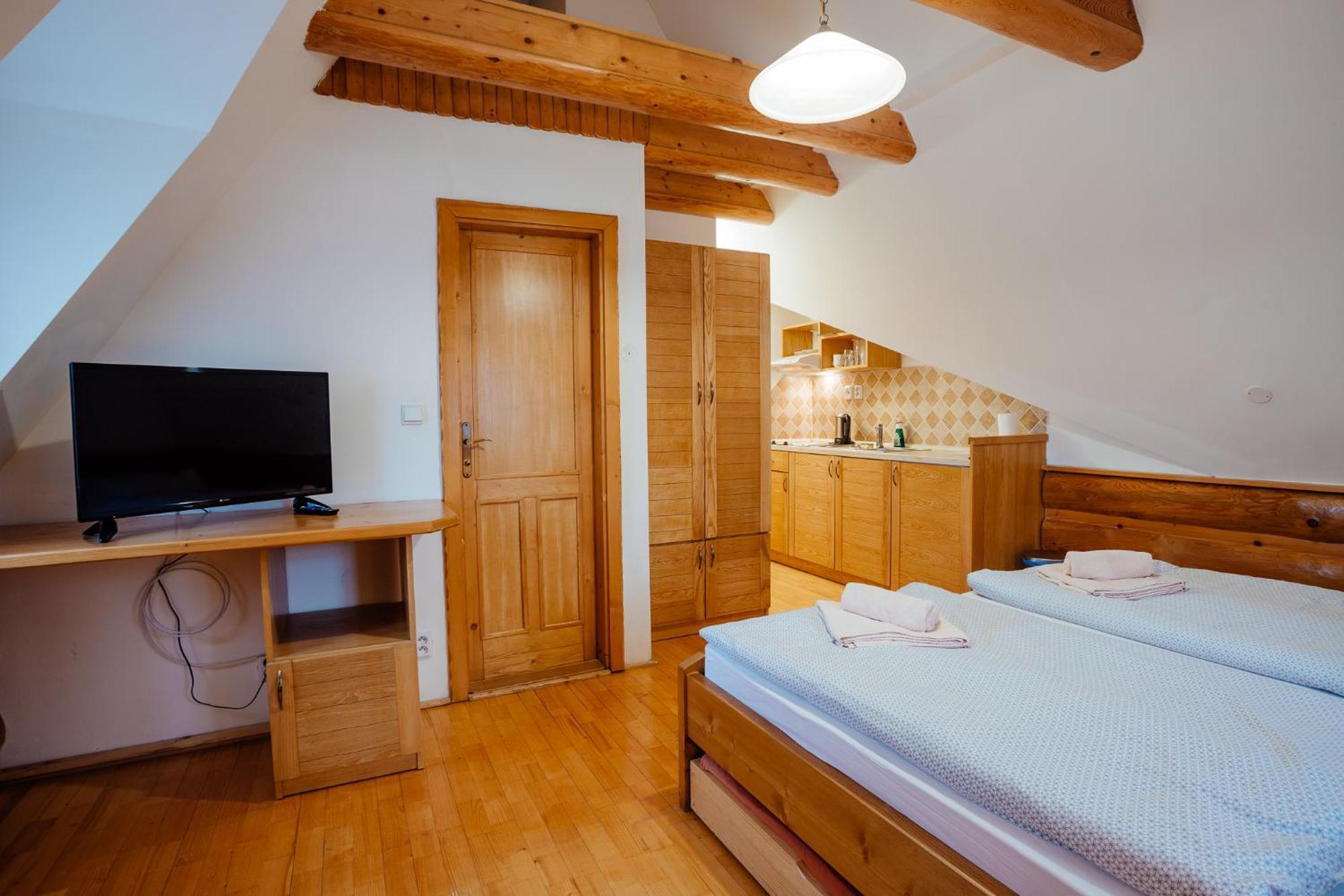 Janosikova Valaska Hills Apartments Terhely Kültér fotó