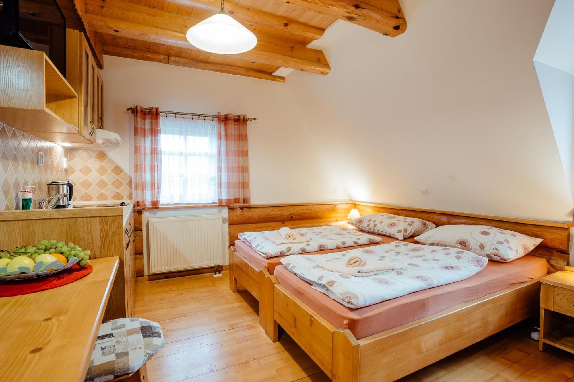 Janosikova Valaska Hills Apartments Terhely Kültér fotó